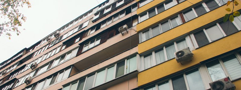 В Киеве на Русановке пожилая женщина спрыгнула с балкона 9 этажа