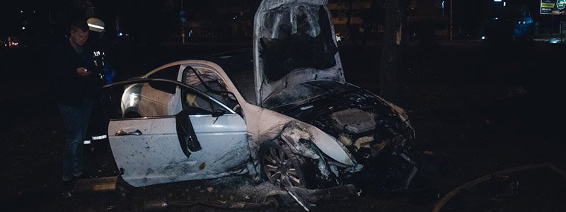 В Киеве на проспекте Гагарина Honda Accord вылетела на обочину и загорелась