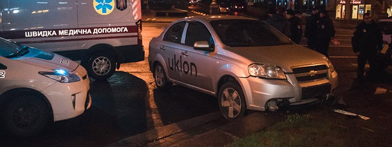 В Киеве на Бессарабской площади такси Uklon без тормозов въехало в клумбу