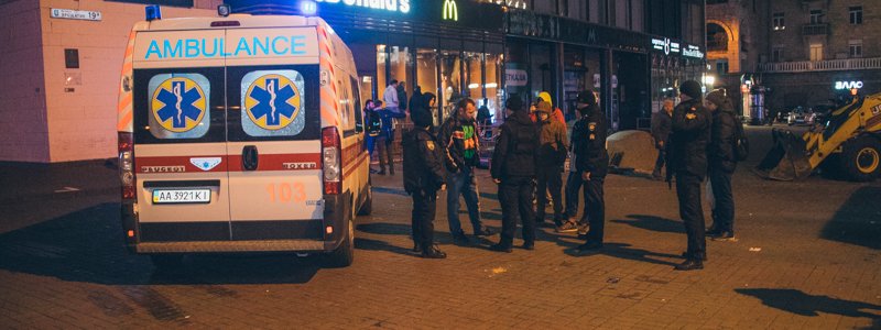 В Киеве на Крещатике неадекватный мужчина устроил драку и кусал людей