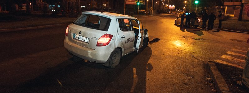 В Киеве на Нивках пьяный мужчина на Subaru влетел в такси Uber с двумя пассажирами