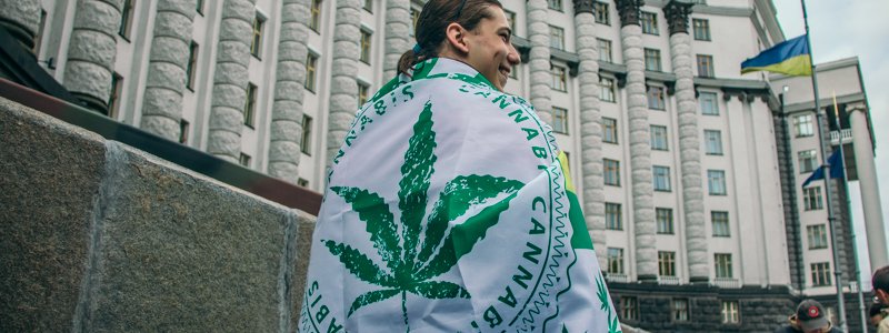 Как взрослые и дети в Киеве требовали легализовать марихуану