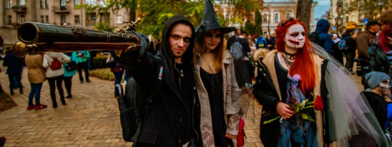 Кровавый фюрер, зомби и японские демоны: в Киеве в преддверии Halloween собралась нечисть