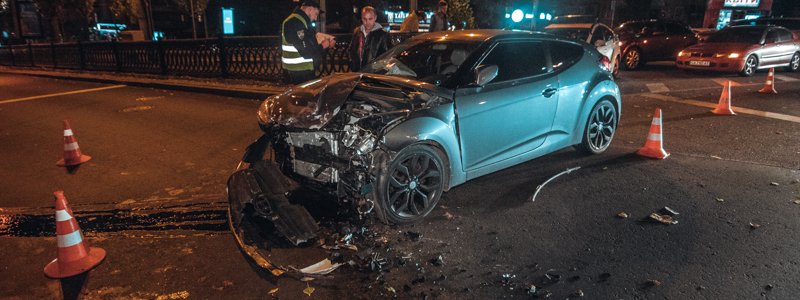 В Киеве на бульваре Шевченко Skoda проехала на "красный" и получила боковой удар от Hyundai