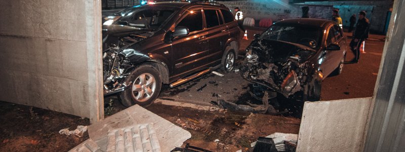 В Киеве на Газопроводной два автомобиля столкнулись лоб в лоб и снесли забор