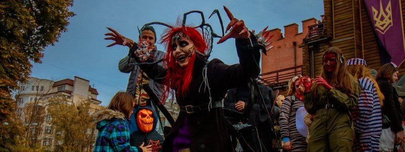 Прощание с Мариной Поплавской, марш за легализацию канабиса и зомби-парад в Киеве: неделя в фотографиях
