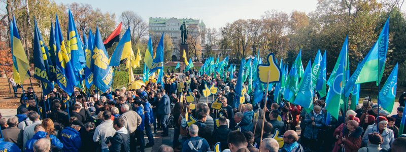 В Киеве в парке Шевченко собрались тысячи пенсионеров и школьников: чего требовали митингующие