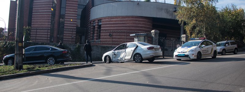 В Киеве на бульваре Дружбы Народов Volkswagen влетел в столб: водитель сбежал