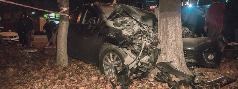 В Киеве на Кудряшова пьяный водитель Toyota с оружием и шприцами в салоне влетел в дерево