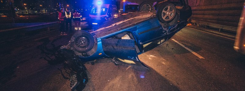 В Киеве на Южном мосту Hyundai протаранил трактор и перевернулся: пострадала девушка