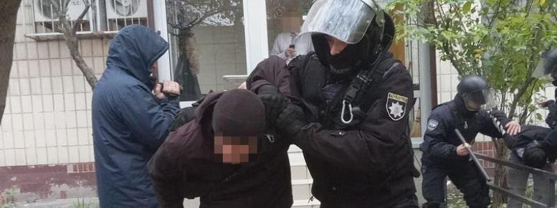 В центре Киева 40 человек бросали в полицейских петарды: пострадали два силовика