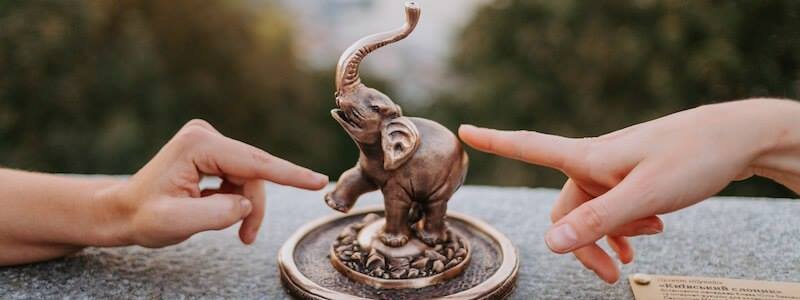 В Киеве вандалы украли мини-фигурку слоника