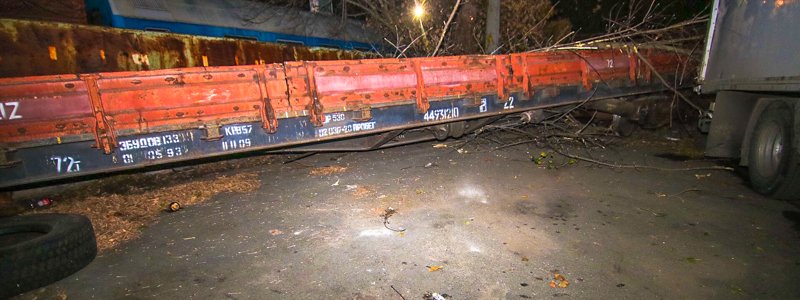 В Киеве поезд вылетел на автомобильную стоянку и снес два грузовика