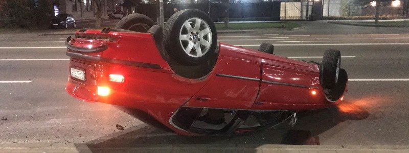 В Киеве возле посольства России пьяный водитель BMW влетел в Chevrolet и перевернулся