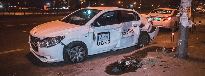 В Киеве на Бажана пьяный водитель на внедорожнике Mitsubishi отправил такси Uber крышей в столб