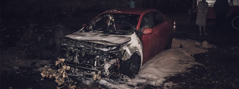 В Киеве на улице Туполева горела красная Toyota Corolla