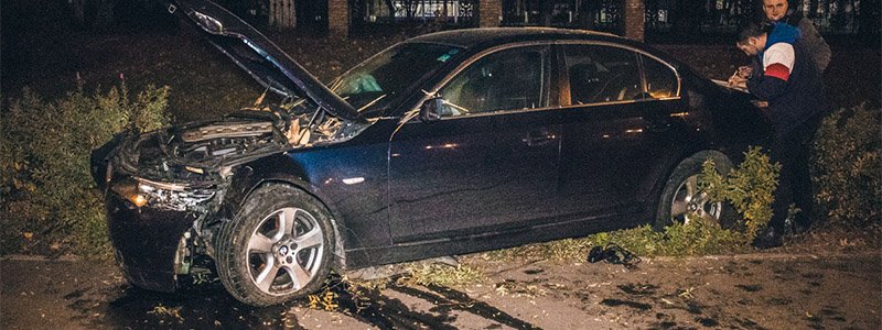 В Киеве на проспекте Победы BMW вылетел на тротуар и снес два дерева