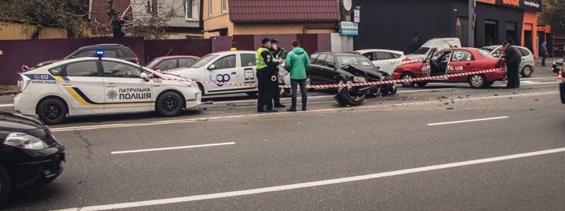 В Киеве на Лобановского Mitsubishi протаранил три машины и улетел на тротуар
