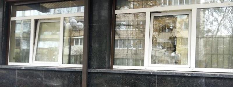 В Киеве мужчина забросал камнями здание Генеральной прокуратуры