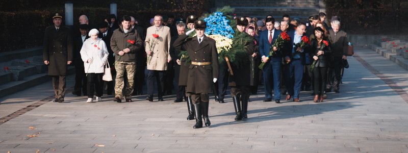 День освобождения Киева: в Парке Вечной Славы почтили память погибших героев