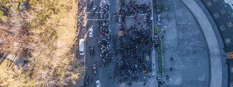 В Киеве под Верховной Радой и Кабмином проходят масштабные митинги: фото и видео с высоты