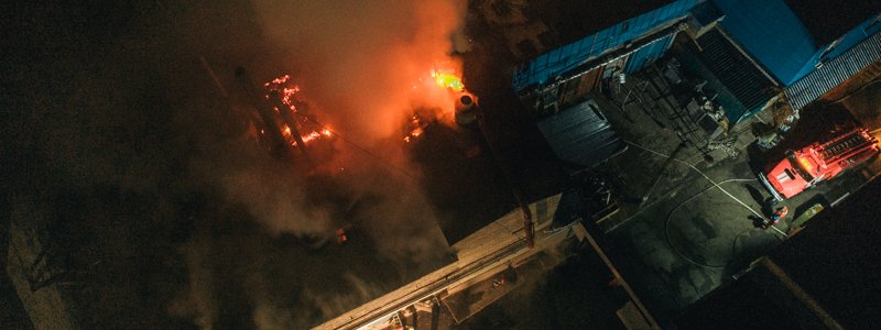 В Киеве возле проспекта Науки горели склады с древесиной