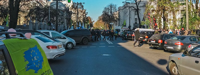 Владельцы авто на "евробляхах" второй день митингуют под ВР в Киеве: обещают жечь машины