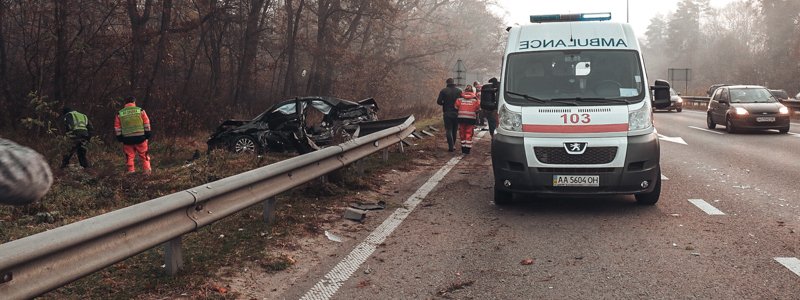 На выезде из Киева Toyota на российских номерах протаранила две машины и вылетела за отбойник