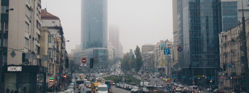 Утренний Киев накрыл туман: видимость на дорогах ограничена