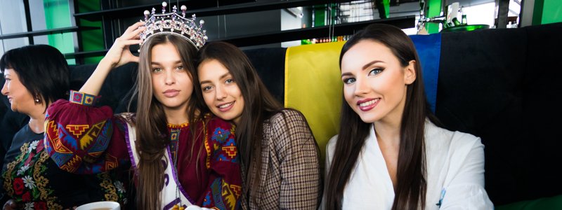 "Мисс Украина - 2018" отправилась на "Мисс Мира" в Китай: как провожали Леонилу Гузь в аэропорту