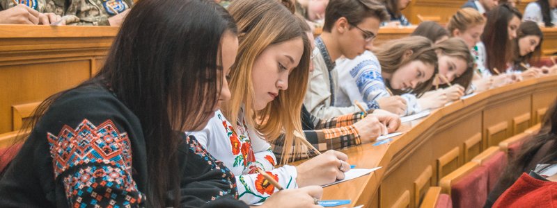 В Києві підлітки, чиновники та іноземці писали про крила України: як пройшов щорічний радіодиктант єдності