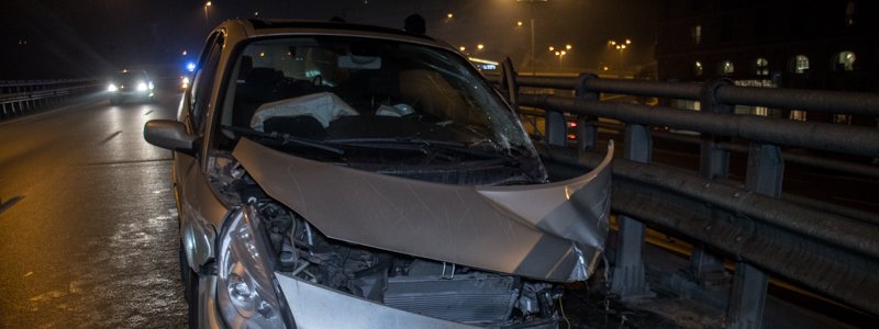 В Киеве на Почтовой площади у Renault разорвалось колесо и он влетел в отбойник