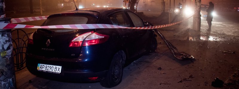 В Киеве Renault пролетел через подземный переход и врезался в столб