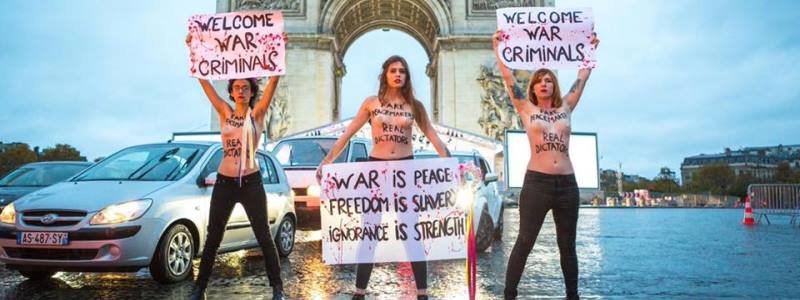 Пожар в питерском гипермаркете, голые Femen в Париже и смертельное наводнение в Иордании: ТОП новостей дня