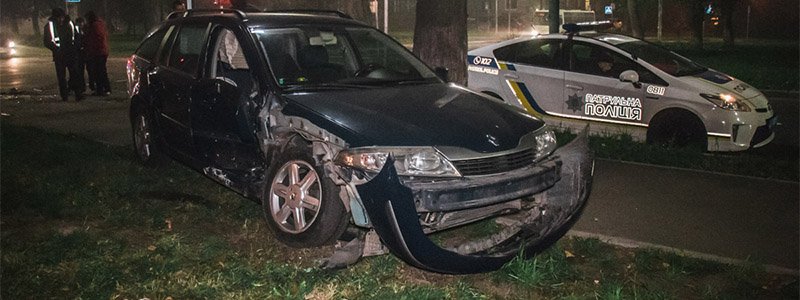 В Киеве на Святошино Citroеn протаранил Renault: машины вылетели на тротуар