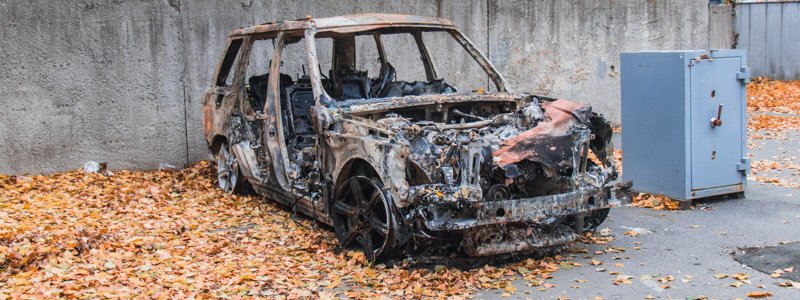 Лидер "евробляхеров" перевез свой сгоревший Range Rover под офис "Авто Евро Силы"