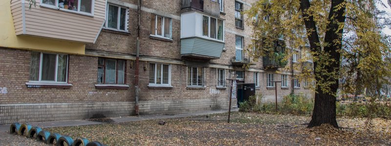 В Киеве на Елены Телиги дом задыхается от зловония и тонет в канализации