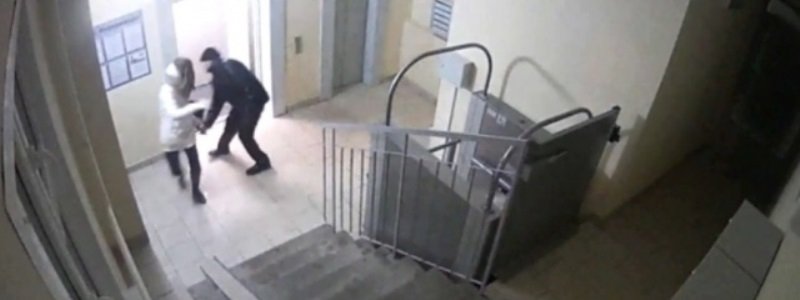 В Киеве на Троещине мужчина напал на школьницу в подъезде