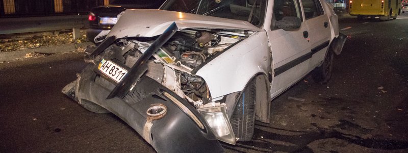 В Киеве Dacia протаранила два автомобиля и выбила двери в маршрутке