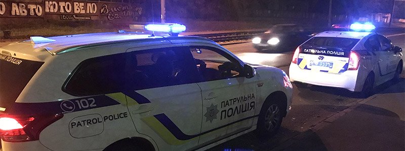 В Киеве пьяная женщина на Volvo вылетела на тротуар и бросалась на полицейских