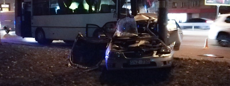 В Киеве на проспекте Победы автобус впечатал в столб Lexus: водителя вырезали спасатели