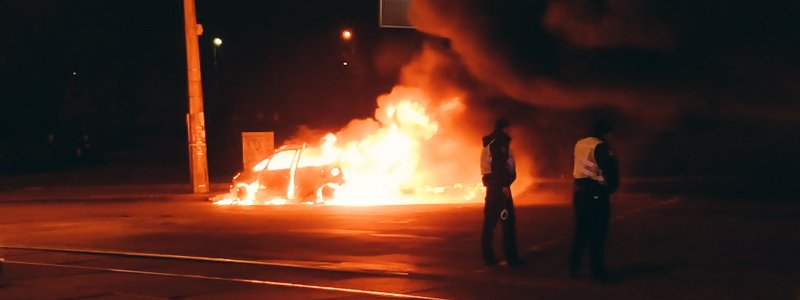 В Киеве на Подольском спуске дотла сгорела Mitsubishi