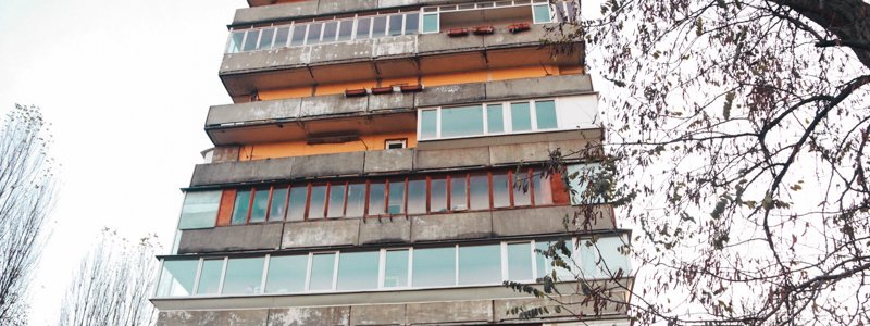В Киеве на Куреневке мужчина пришел к любовнице и выпрыгнул с 8 этажа