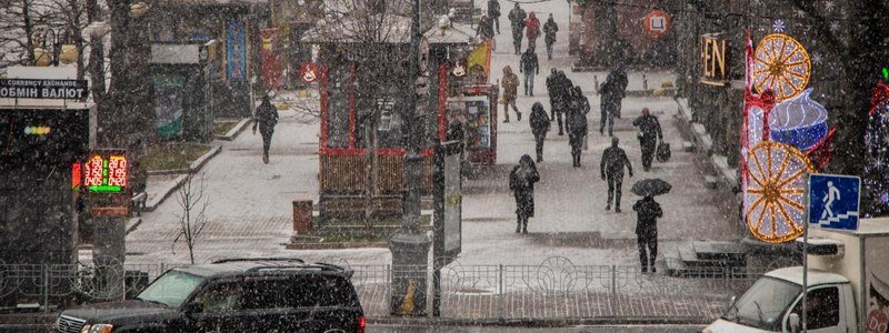 Рекордные пробки, массовые ДТП и ледяной дождь: что происходит в Киеве и чего ждать дальше