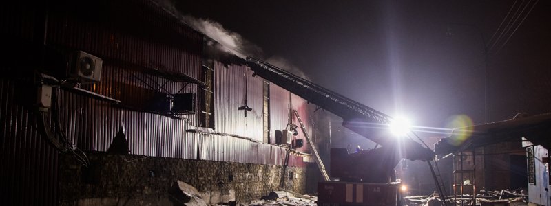 В Киеве на Куреневке шесть пожарных машин 11 часов тушили продуктовую базу