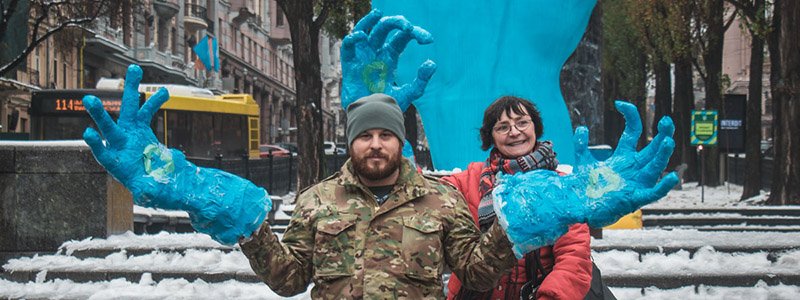 В центре Киева к Синей руке принесли маленькие синие руки: кто и зачем