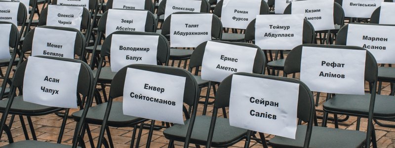 В Киеве на Михайловской площади поставили 70 пустых стульев с именами