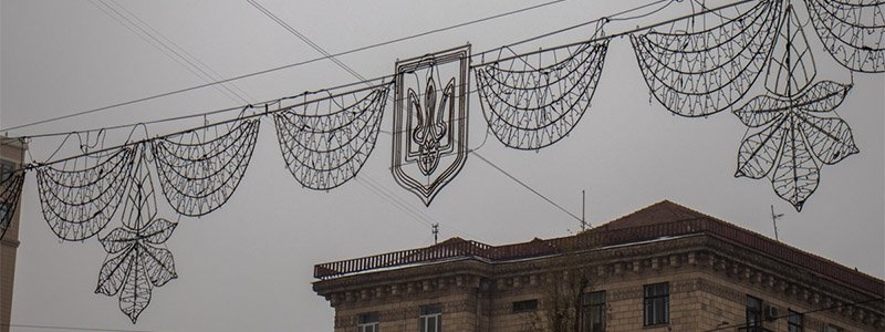 В Киеве на Крещатике готовятся к Новому году и снимают летнюю иллюминацию