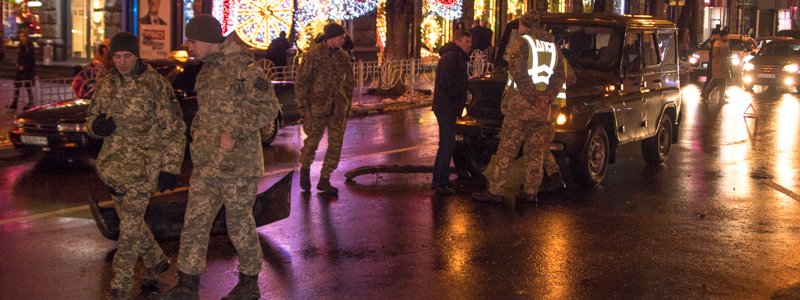 В Киеве на Бессарабской площади военный "УАЗ" снес бампер Lanos