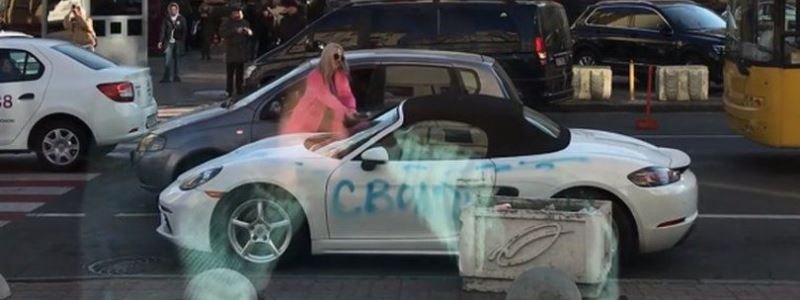 Стало известно, что за девушка в розовом разрисовала в Киеве Porsche и изрубила его топором
